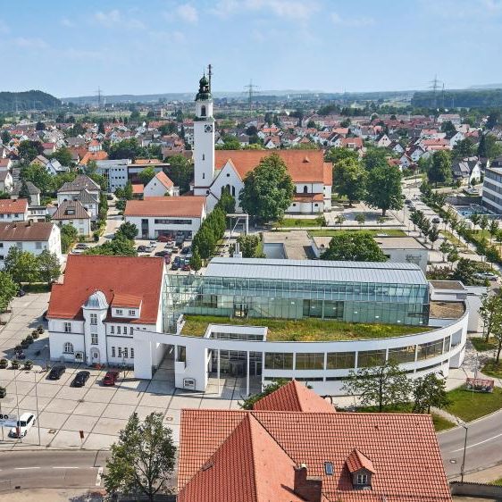 Die Stadt Vöhringen liegt zirka 18 Kilometer südlich von Ulm und 40 Kilometer nördlich von Memmingen an der Iller. Sie gehört unter regionalplanerischen Gesichtspunkten der Region Donau-Iller und naturräumlich Mittelschwaben an. Vöhringen grenzt im Norden an die Stadt Senden, im Osten an die Stadt Weißenhorn, im Süden an die Gemeinde Bellenberg und im Westen an die baden-württembergische Gemeinde Illerrieden.