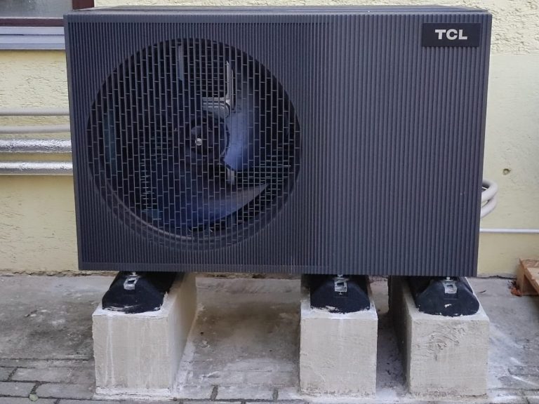 TCL Wärmepumpe mit Fundament und Gummifüßen gegen Schallübertragung