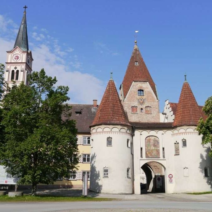 Die Stadt liegt an der Roth, rund 22 Kilometer südöstlich von Ulm und 35 Kilometer nördlich von Memmingen. Sie gehört zur Region Donau-Iller in Mittelschwaben. Weitere Flüsse im Stadtgebiet sind die Biber und die Leibi. Weißenhorn grenzt an folgende Gemeinden (im Uhrzeigersinn, im Südosten beginnend): Roggenburg, Buch, Illertissen, Bellenberg, Vöhringen, Senden, Pfaffenhofen und das gemeindefreie Gebiet Stoffenrieder Forst, an das sich östlich die Gemeinden Waldstetten und Ellzee im Landkreis Günzburg anschließen.