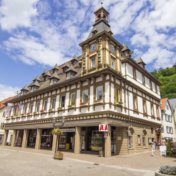 Geislingen an der Steige ist eine Stadt in Baden-Württemberg, im Südosten der Region Stuttgart etwa 15 km südöstlich von Göppingen bzw. 27 km nordwestlich von Ulm. Sie ist nach der Kreisstadt Göppingen die zweitgrößte Stadt des Landkreises Göppingen und bildet ein Mittelzentrum für die umliegenden Gemeinden.