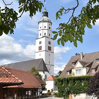 Langenau ist eine Stadt in Baden-Württemberg in Deutschland und war Ende 2024 mit 16.015 Einwohnern nach Ehingen und Blaustein die drittgrößte Stadt im Alb-Donau-Kreis. Langenauer Brunnen des „Zweckverbands Landeswasserversorgung“ versorgen mehr als drei Millionen Einwohner in Baden-Württemberg mit Trinkwasser.