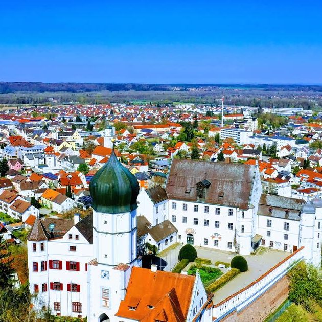 Illertissen ist eine Stadt im bayerisch-schwäbischen Landkreis Neu-Ulm. Sie liegt etwa 25 Kilometer südlich von Ulm und 30 Kilometer nördlich von Memmingen in Mittelschwaben. Die Gemeinde wird im Uhrzeigersinn von Bellenberg, Weißenhorn, Buch, Unterroth, Altenstadt an der Iller, Balzheim und Dietenheim umschlossen. Westlich schließt sich zunächst das gemeindefreie Gebiet „Auwald“ an, bevor die Landesgrenze zu Baden-Württemberg und dann die Gemeindegebiete von Dietenheim beziehungsweise Balzheim erreicht werden.