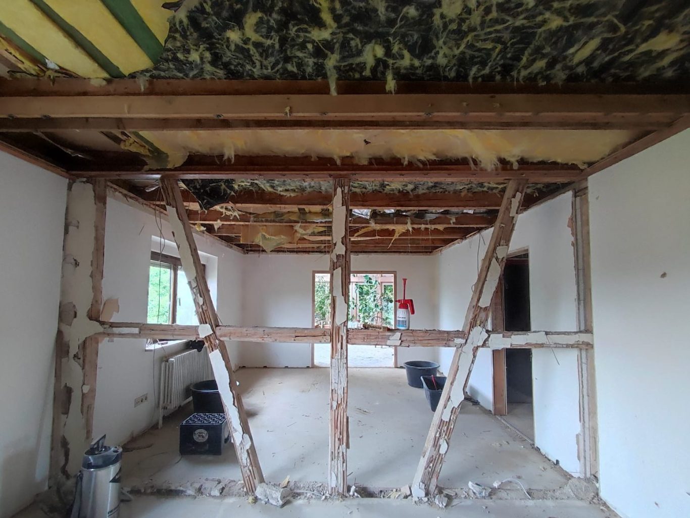 sanierungsbedürftiger Altbau mit freigelegten Fachwerk-Balken zur Vergrößerung des Wohnraums