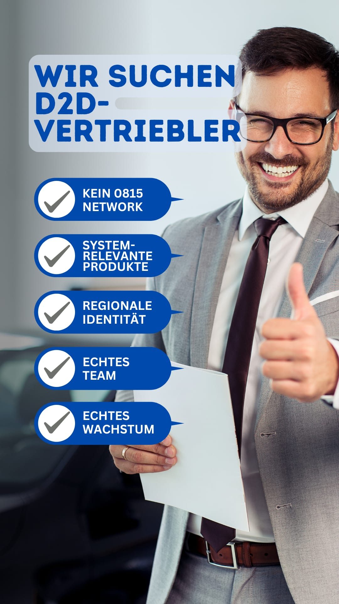 Mann mit Brille und blassem Anzug zeigt Daumen nach oben, sucht Door-to-Door-Vertreter.